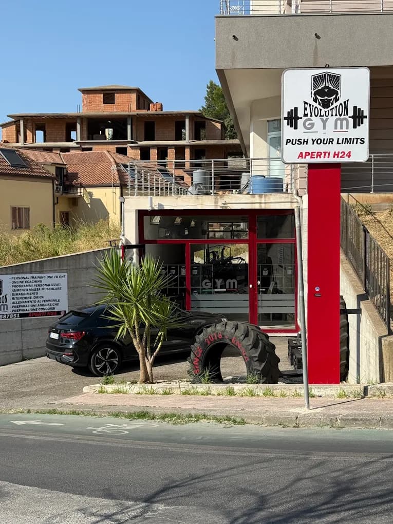 L'ingresso di Evolution Gym in Via dello Sport, con l'insegna