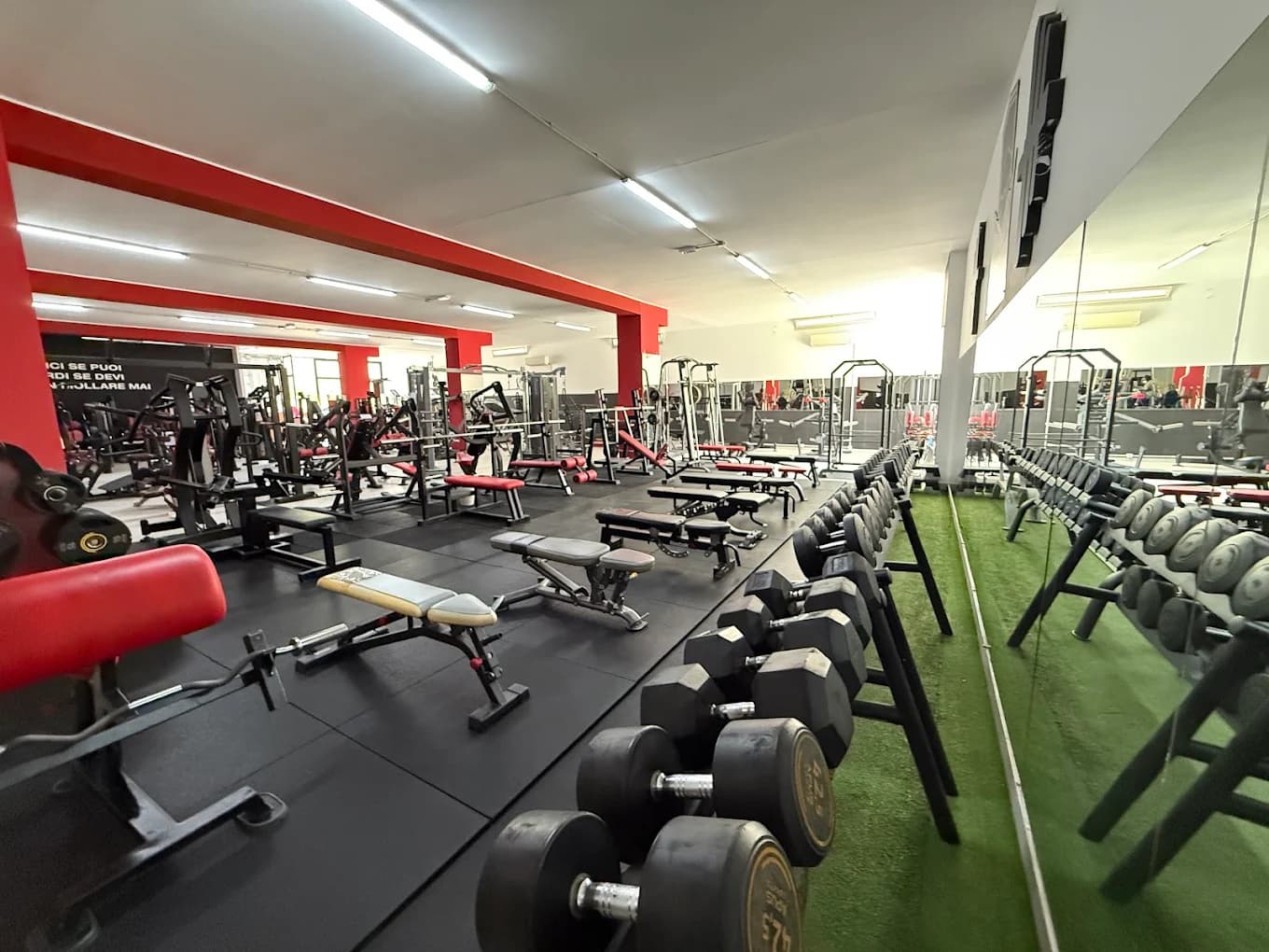 La sala pesi di Evolution Gym, con manubri, panche e rack
